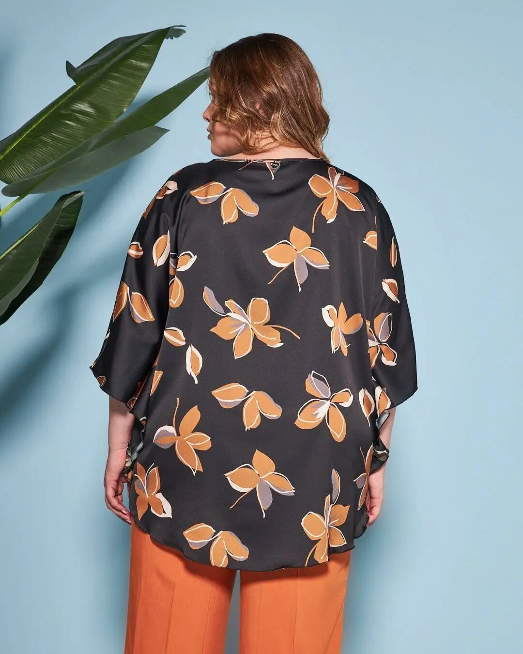 Casacca girocollo in raso con fantasia floreale multicolore e maniche kimono. NERO DORABELLA PIU'