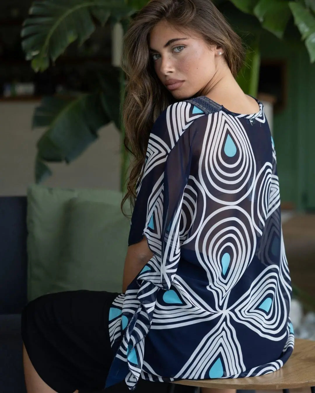 Casacca in georgette con fantasia multicolore e scollo a V in pizzo crochet con paillettes. DENIM DORABELLA XXXL