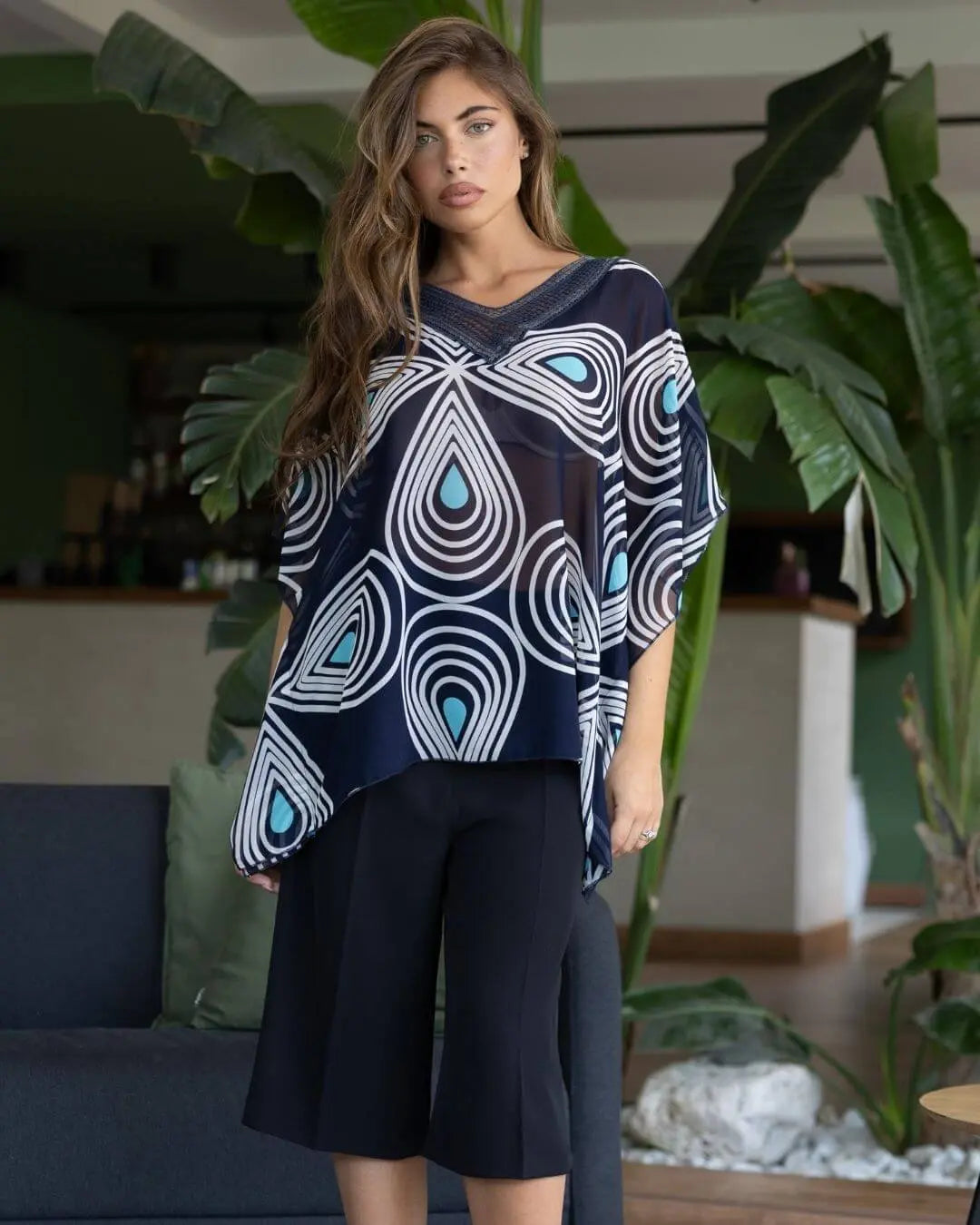 Casacca in georgette con fantasia multicolore e scollo a V in pizzo crochet con paillettes. DENIM DORABELLA