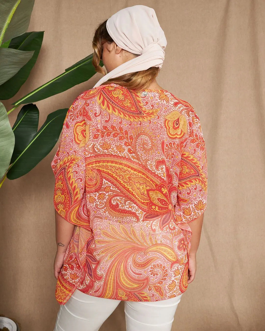 Casacca in georgette con fantasia multicolore e scollo a V in pizzo crochet con paillettes. PAPAVERO DORABELLA