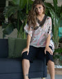 Casacca in georgette con fantasia multicolore e scollo a V in pizzo crochet con paillettes. ROSA DORABELLA XXXL