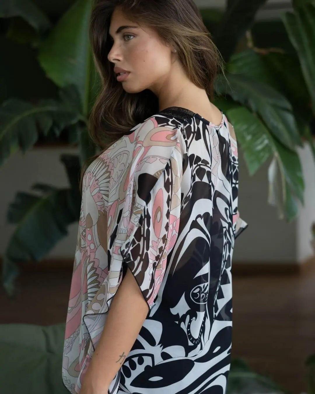 Casacca in georgette con fantasia multicolore e scollo a V in pizzo crochet con paillettes. ROSA DORABELLA