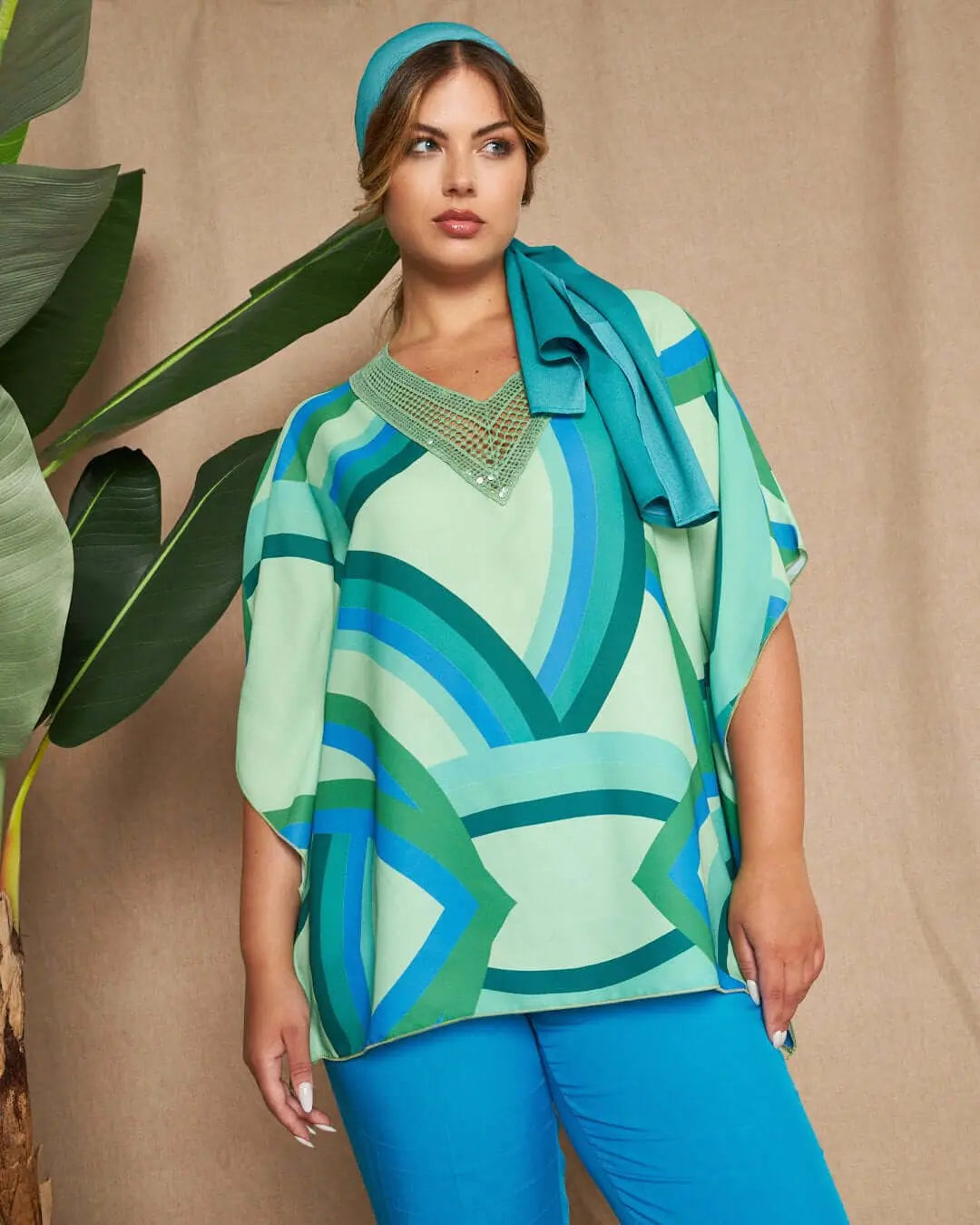 Casacca in georgette con fantasia multicolore e scollo a V in pizzo crochet con paillettes. VERDE-BLU DORABELLA