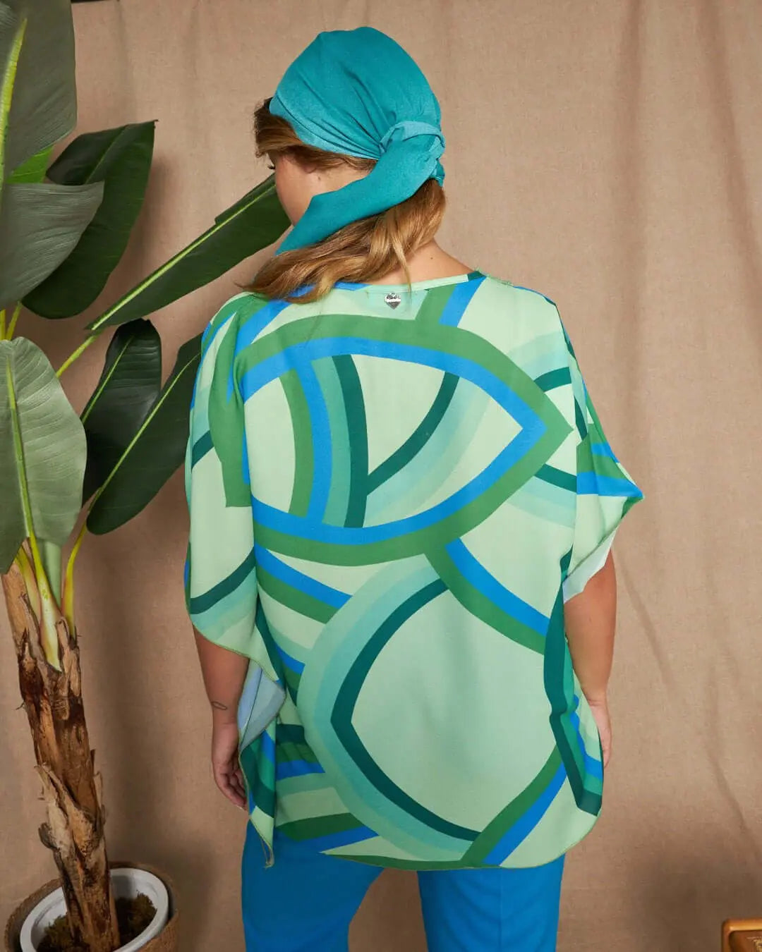 Casacca in georgette con fantasia multicolore e scollo a V in pizzo crochet con paillettes. VERDE-BLU DORABELLA