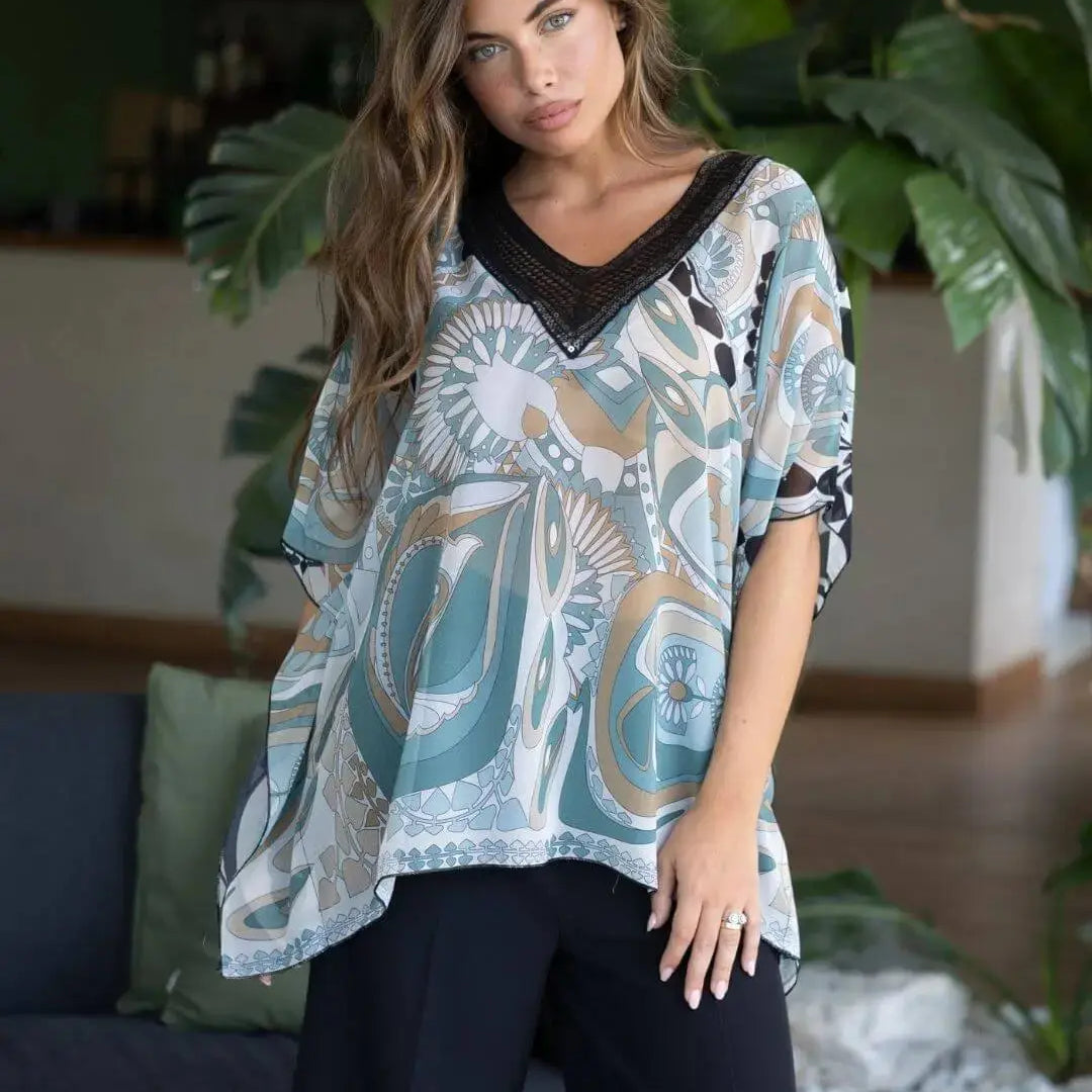 Casacca in georgette con fantasia multicolore e scollo a V in pizzo crochet con paillettes. VERDE DORABELLA XXXL