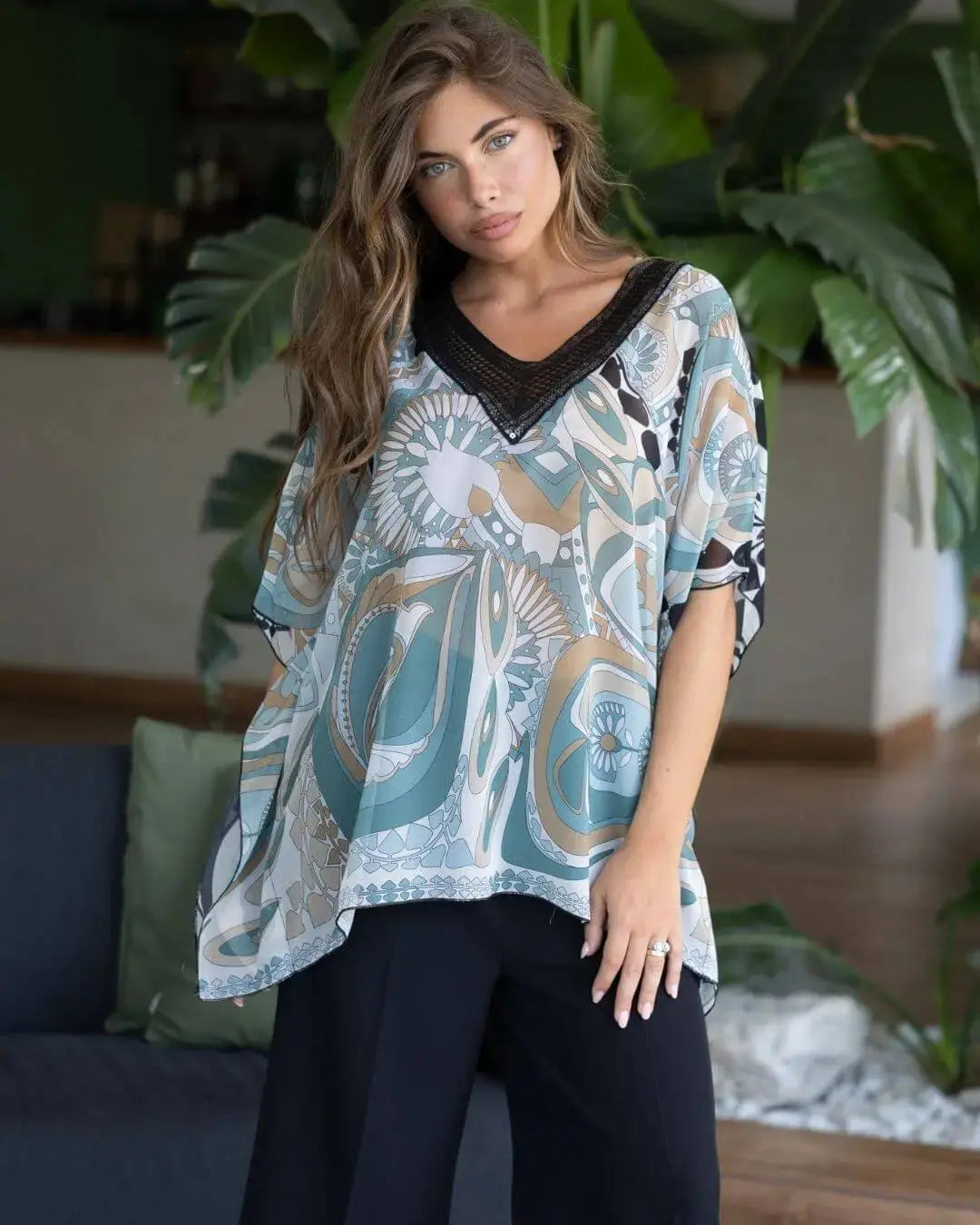 Casacca in georgette con fantasia multicolore e scollo a V in pizzo crochet con paillettes. VERDE DORABELLA XXXL