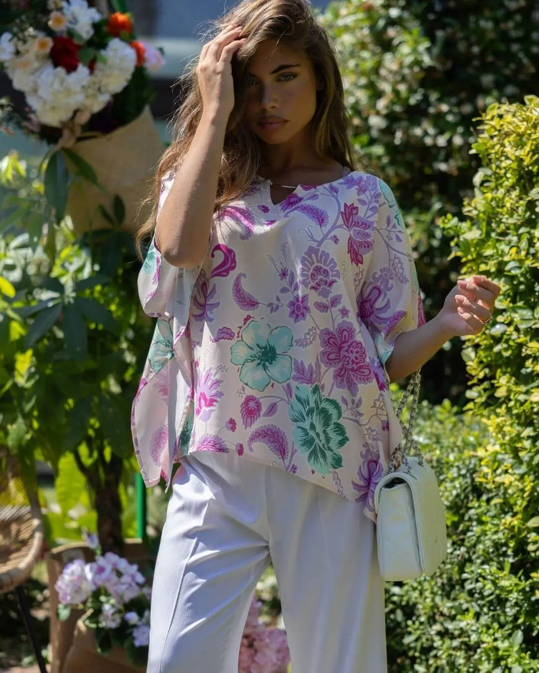 Casacca in viscosa con fantasia multicolore e dettaglio in metallo sullo scollo. CREMA DORABELLA XXL