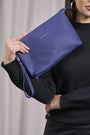 Clutch in ecopelle a grana con logo sul davanti e cinturino da polso BLU DORABELLA EASY Un