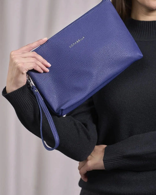 Clutch in ecopelle a grana con logo sul davanti e cinturino da polso BLU DORABELLA EASY Un