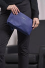 Clutch in ecopelle a grana con logo sul davanti e cinturino da polso BLU DORABELLA EASY