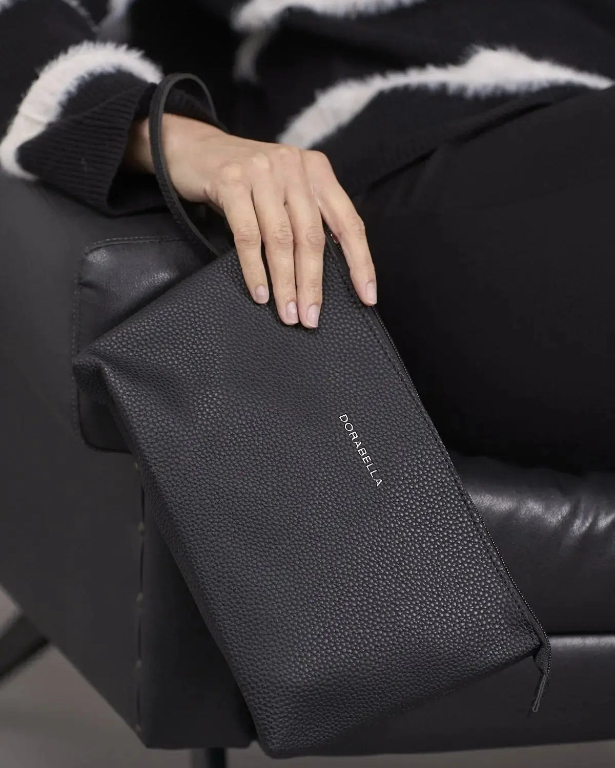 Clutch in ecopelle a grana con logo sul davanti e cinturino da polso NERO DORABELLA EASY Un