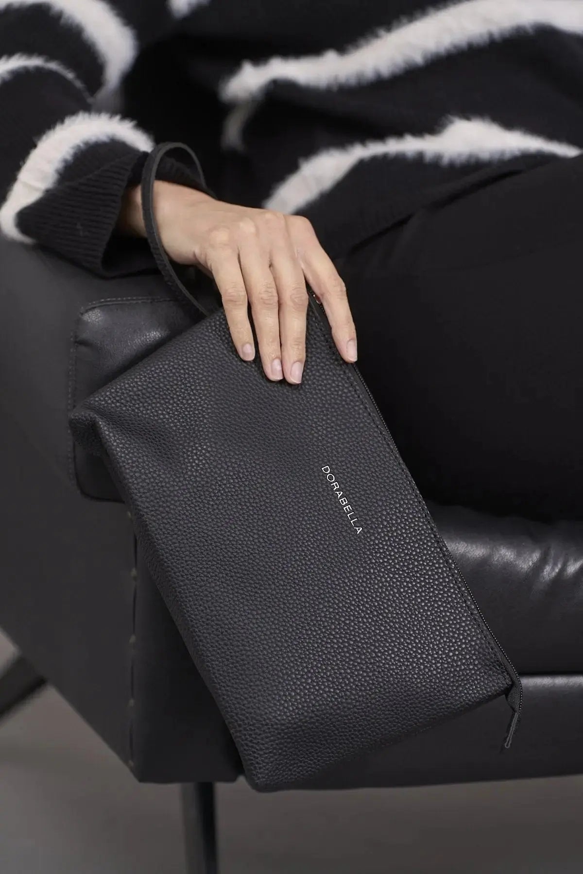 Clutch in ecopelle a grana con logo sul davanti e cinturino da polso NERO DORABELLA EASY Un