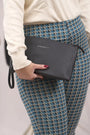 Clutch in ecopelle a grana con logo sul davanti e cinturino da polso NERO DORABELLA EASY