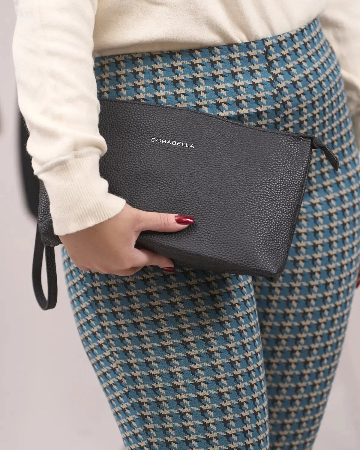 Clutch in ecopelle a grana con logo sul davanti e cinturino da polso NERO DORABELLA EASY