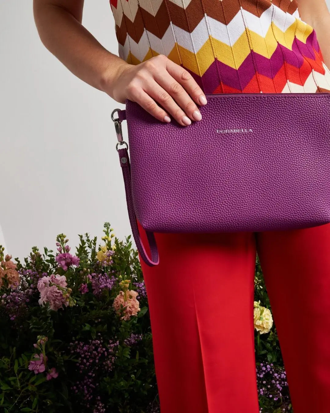 Clutch in ecopelle a grana con logo sul davanti e cinturino da polso SUMMER PURPLE DORABELLA EASY Un