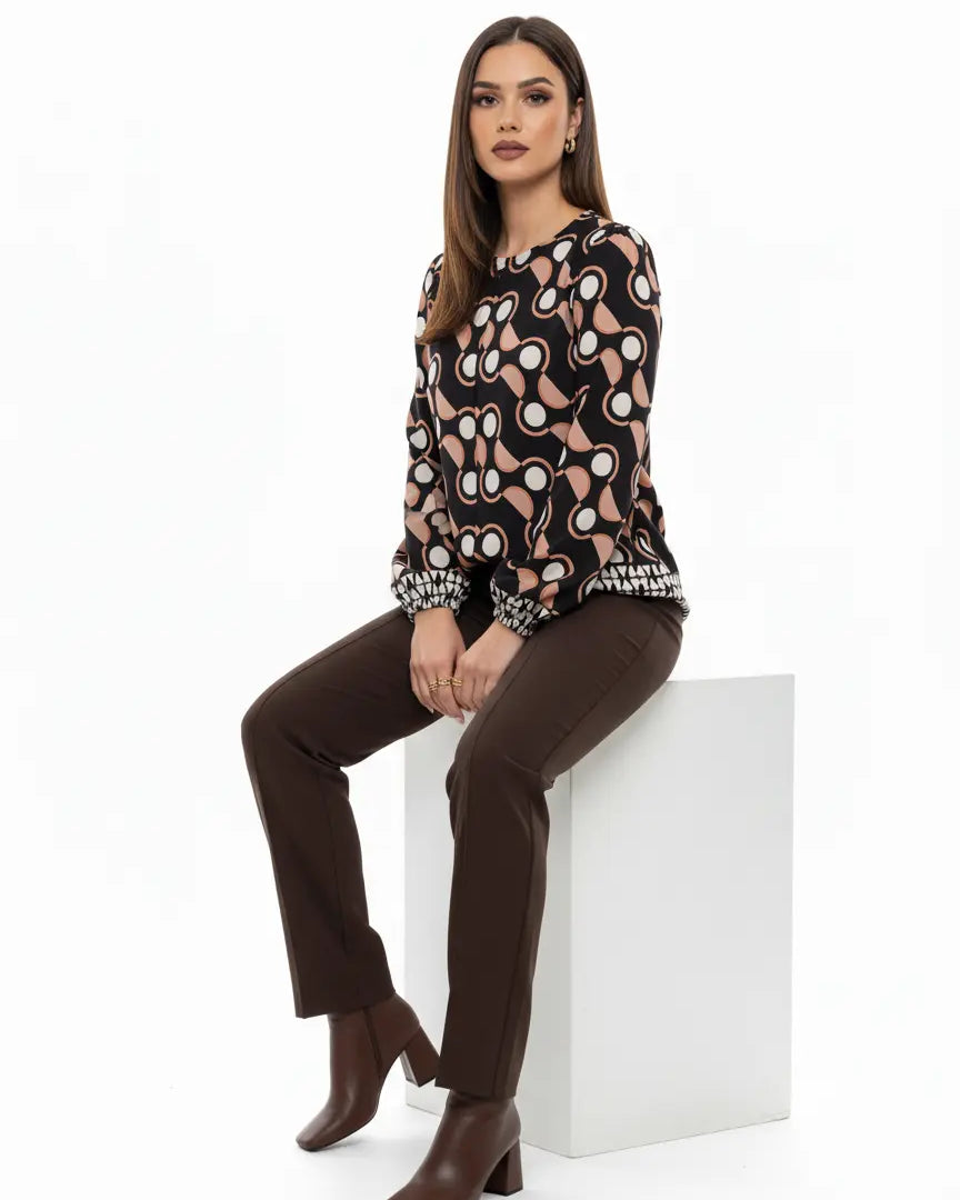 Completo con blusa girocollo fantasia e pantalone in tinta unita DORABELLA