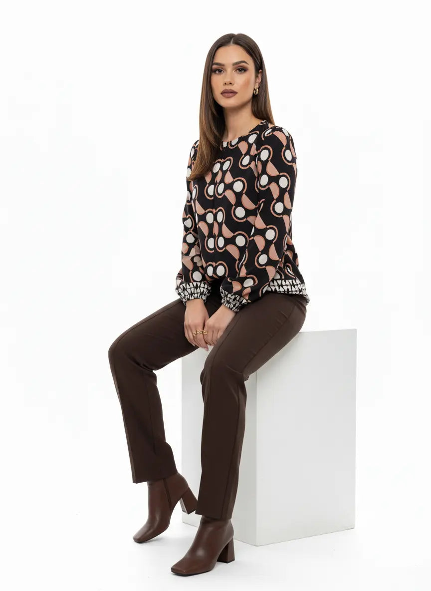 Completo con blusa girocollo fantasia e pantalone in tinta unita DORABELLA