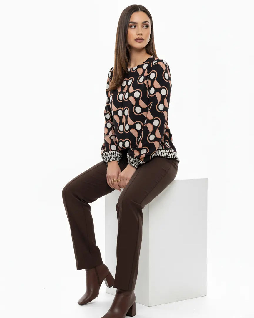 Completo con blusa girocollo fantasia e pantalone in tinta unita DORABELLA