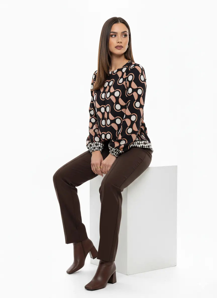 Completo con blusa girocollo fantasia e pantalone in tinta unita DORABELLA