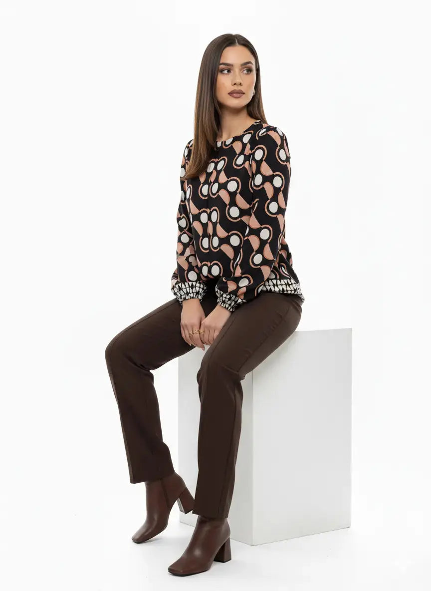 Completo con blusa girocollo fantasia e pantalone in tinta unita DORABELLA