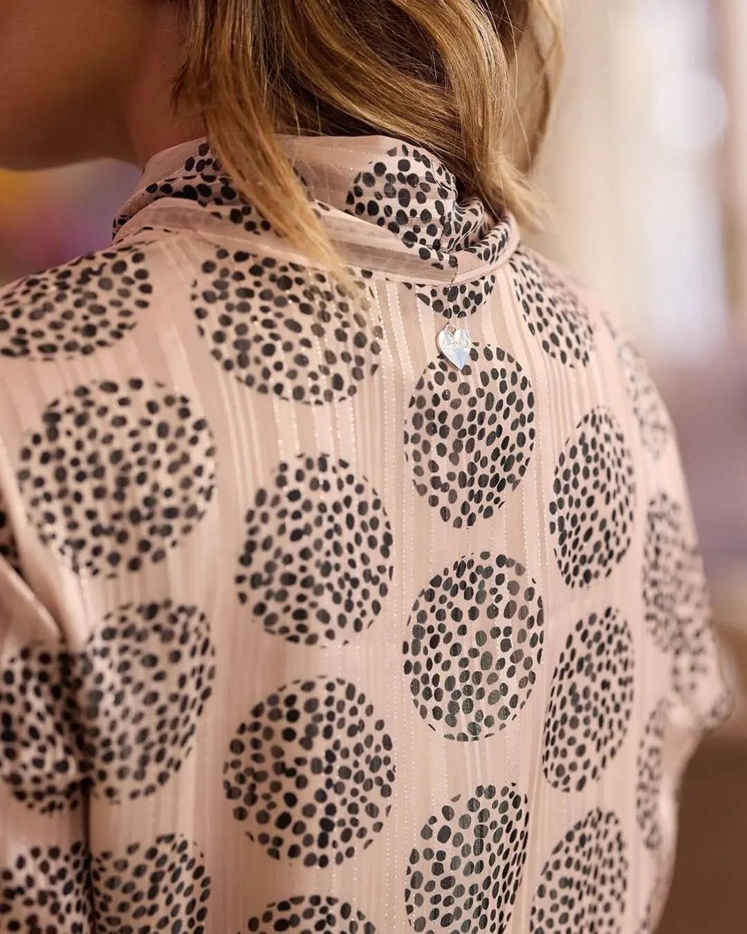 Completo con blusa in georgette lurex con fantasia a pois e collo lavallière e pantalone morbido ti CHAMPAGNE DORABELLA