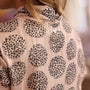 Completo con blusa in georgette lurex con fantasia a pois e collo lavallière e pantalone morbido ti CHAMPAGNE DORABELLA