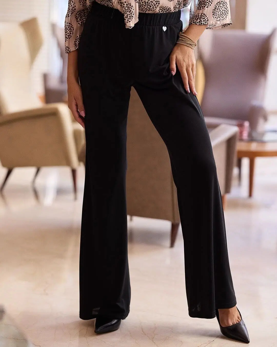 Completo con blusa in georgette lurex con fantasia a pois e collo lavallière e pantalone morbido ti CHAMPAGNE DORABELLA