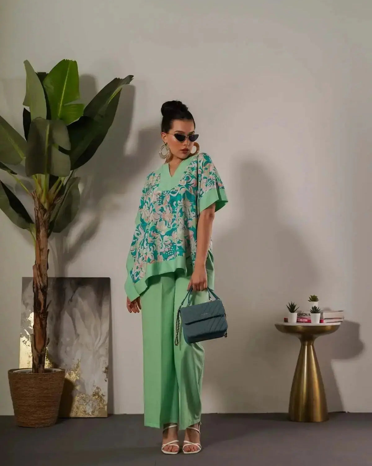 Completo in viscosa con blusa floreale e pantalone in tinta unita DORABELLA