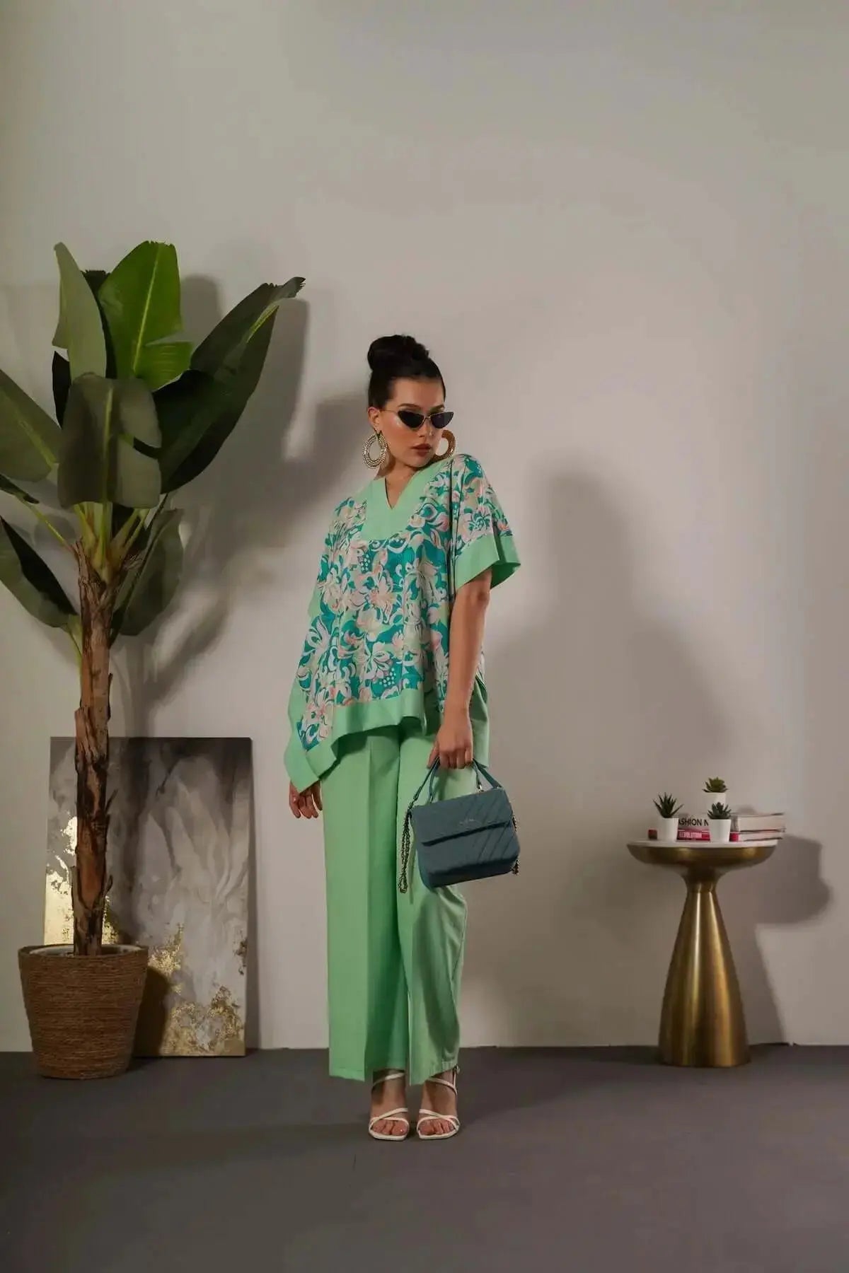 Completo in viscosa con blusa floreale e pantalone in tinta unita DORABELLA