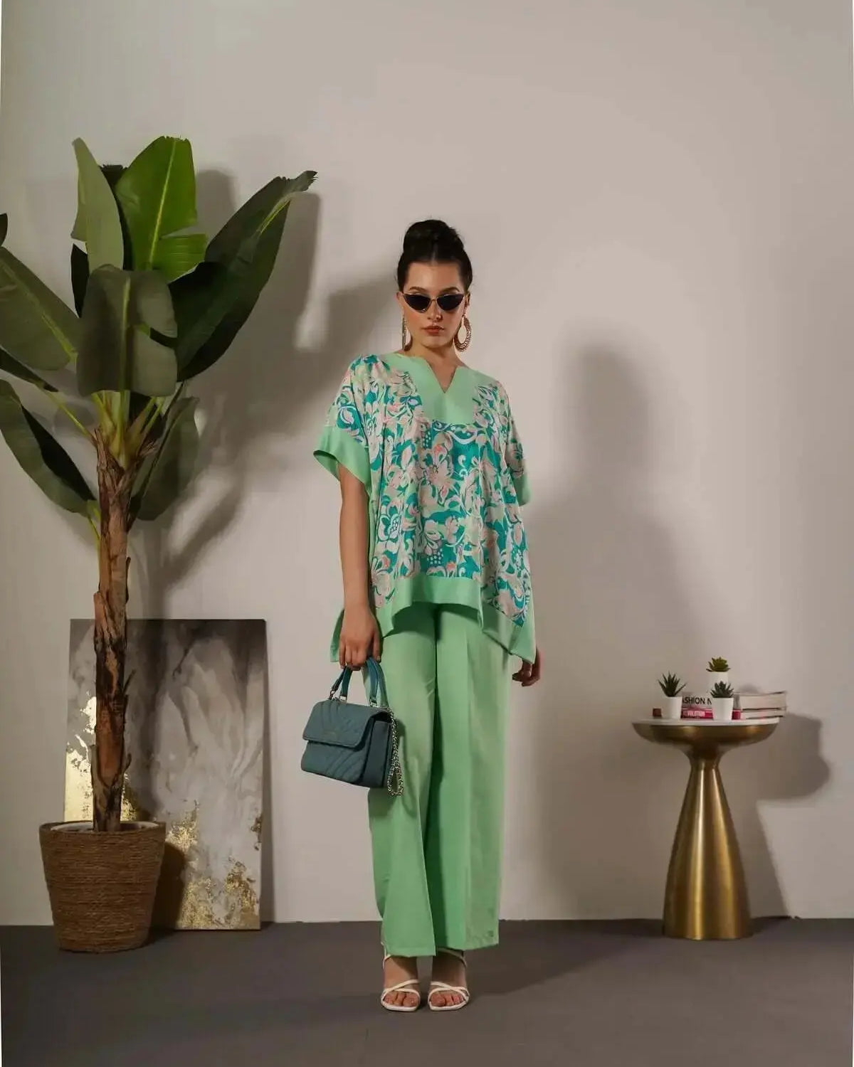 Completo in viscosa con blusa floreale e pantalone in tinta unita DORABELLA