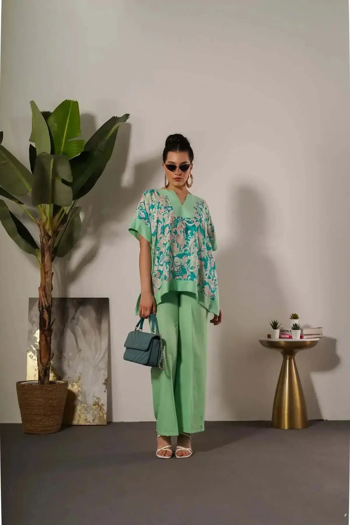 Completo in viscosa con blusa floreale e pantalone in tinta unita DORABELLA