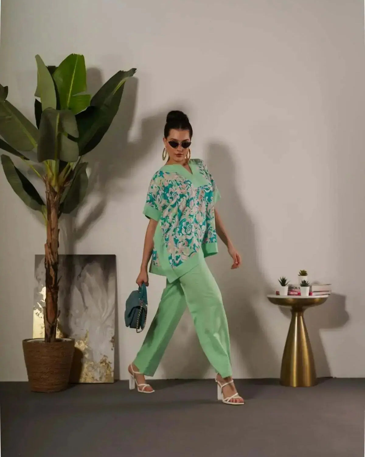 Completo in viscosa con blusa floreale e pantalone in tinta unita DORABELLA