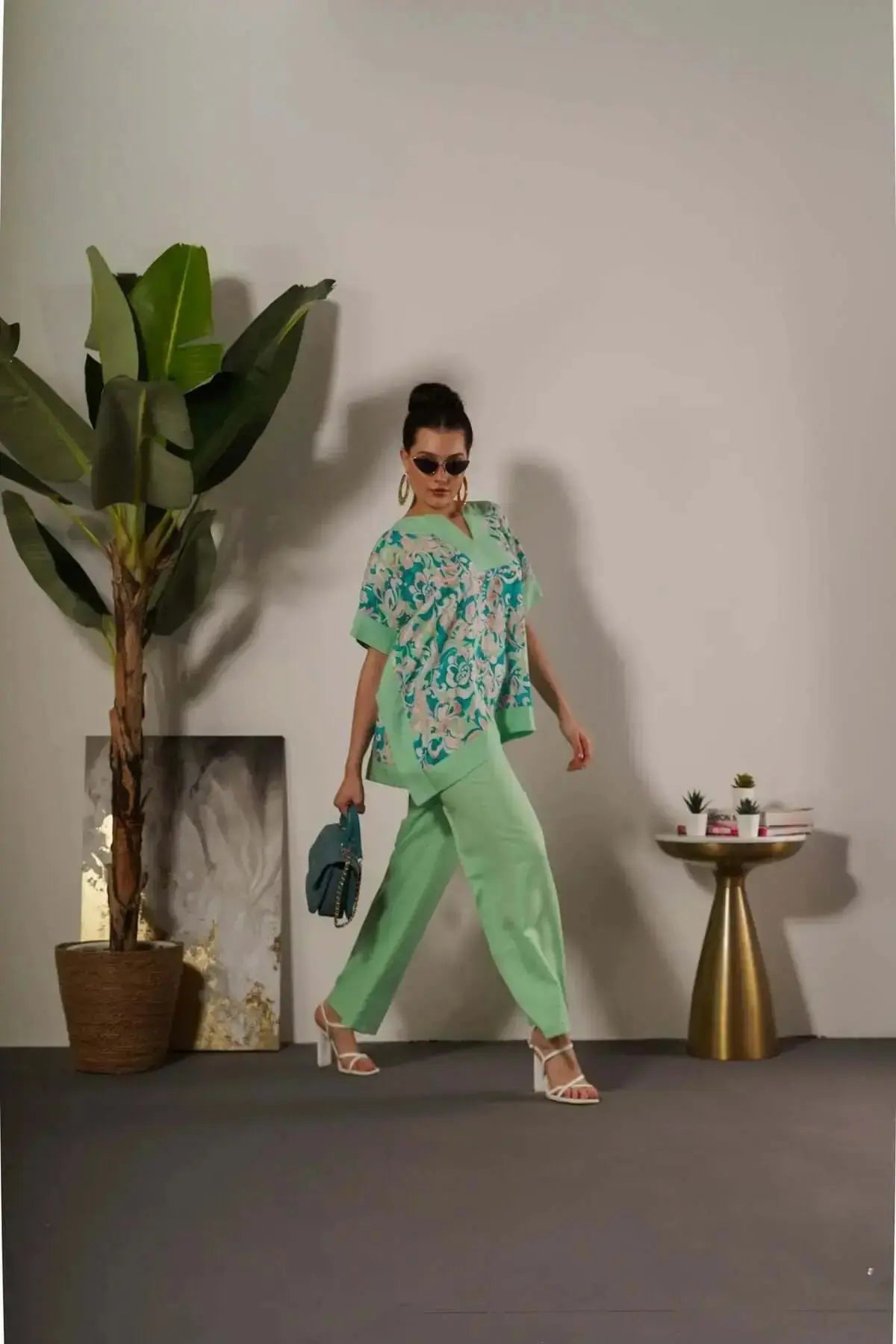 Completo in viscosa con blusa floreale e pantalone in tinta unita DORABELLA