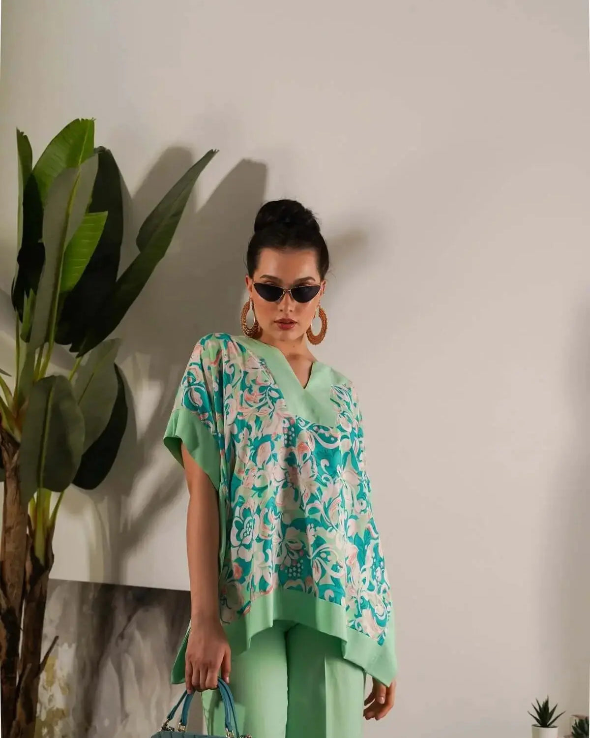 Completo in viscosa con blusa floreale e pantalone in tinta unita DORABELLA