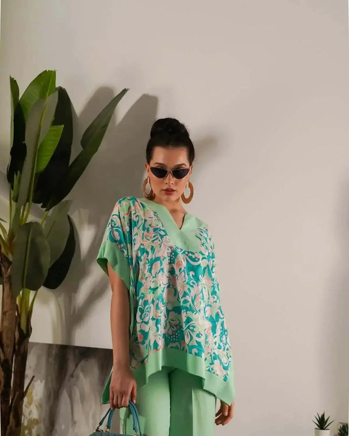 Completo in viscosa con blusa floreale e pantalone in tinta unita DORABELLA