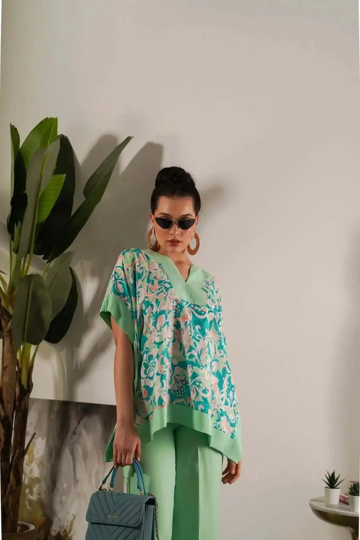 Completo in viscosa con blusa floreale e pantalone in tinta unita DORABELLA