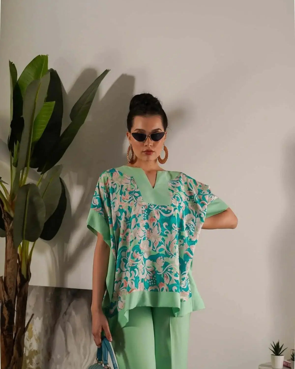 Completo in viscosa con blusa floreale e pantalone in tinta unita DORABELLA