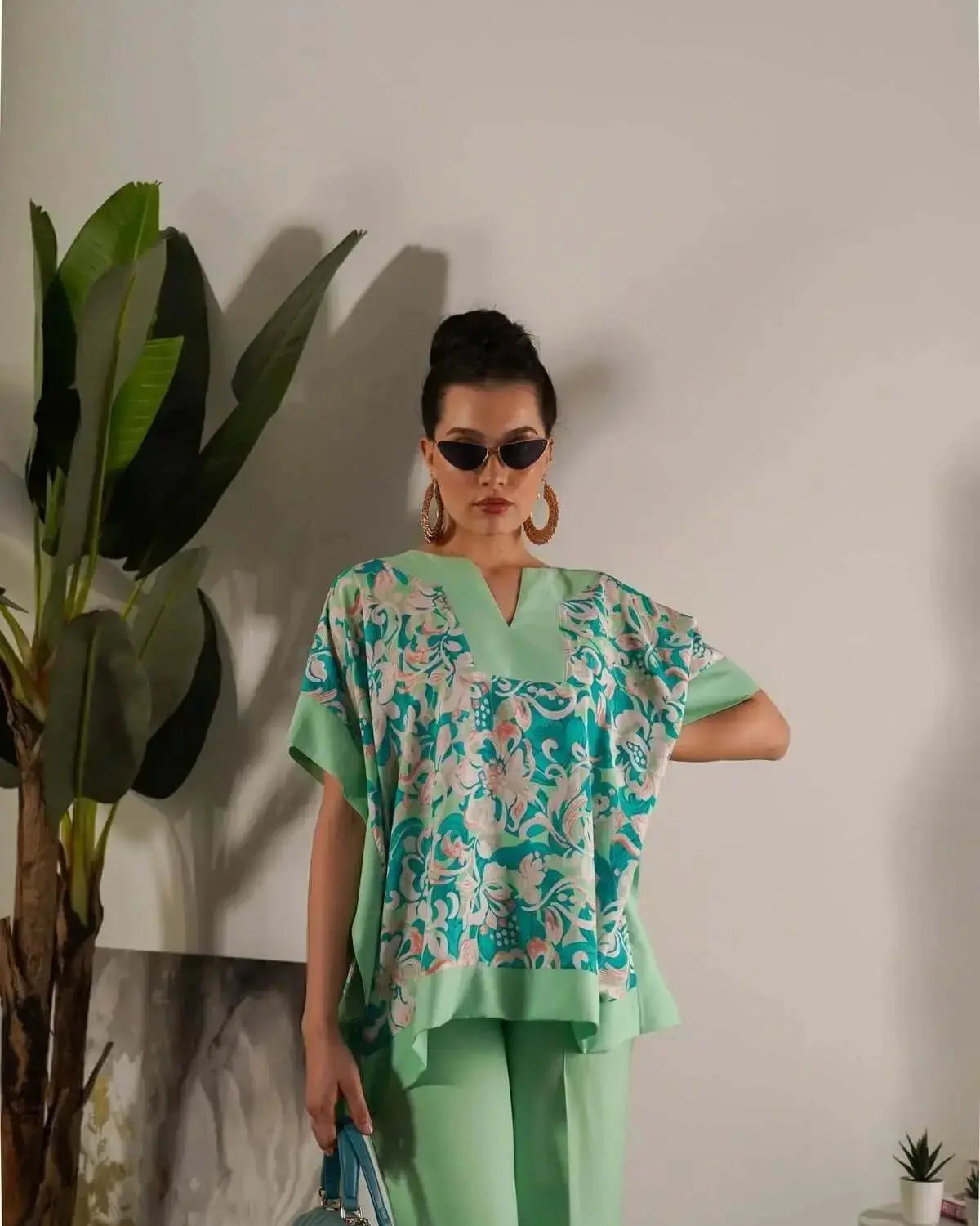 Completo in viscosa con blusa floreale e pantalone in tinta unita DORABELLA