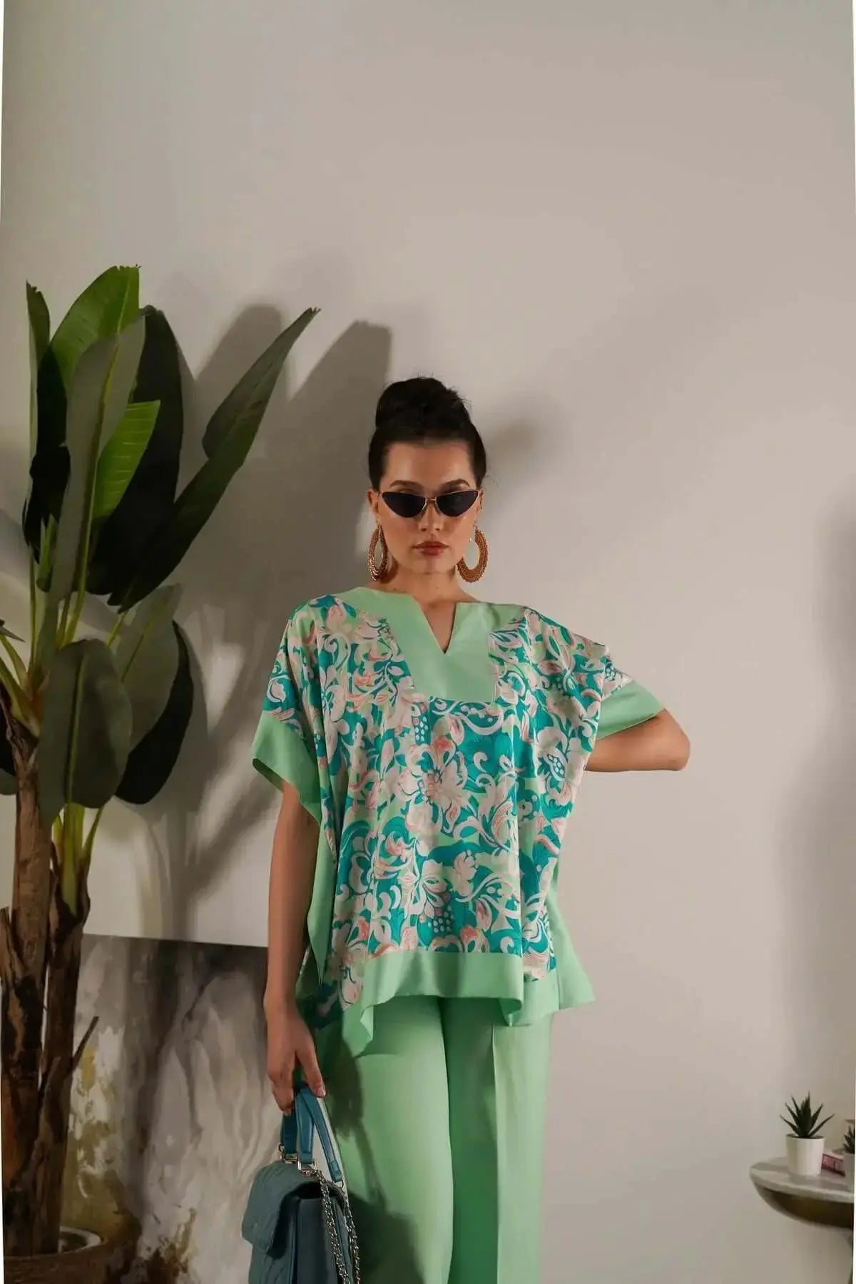 Completo in viscosa con blusa floreale e pantalone in tinta unita DORABELLA