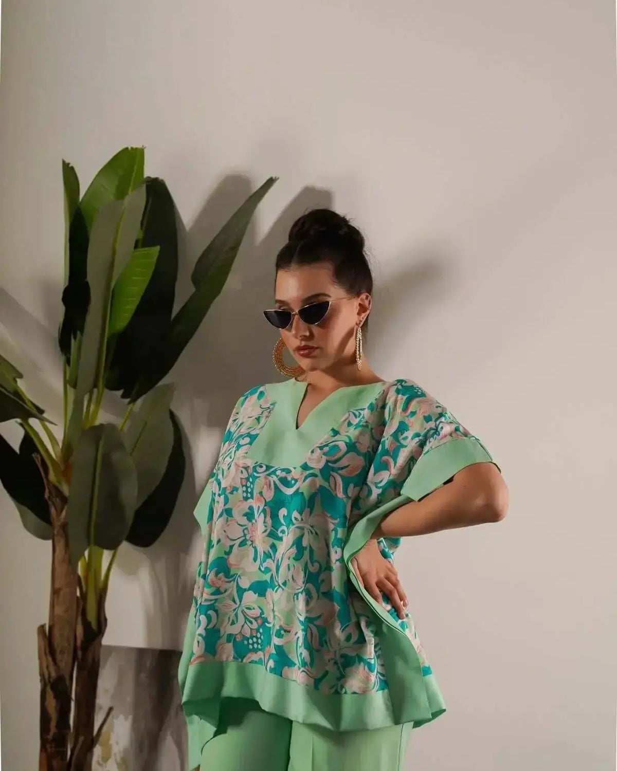 Completo in viscosa con blusa floreale e pantalone in tinta unita DORABELLA