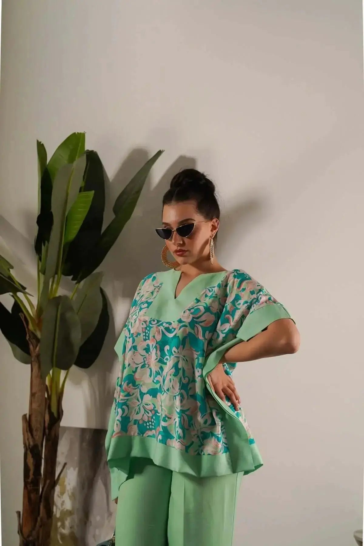 Completo in viscosa con blusa floreale e pantalone in tinta unita DORABELLA