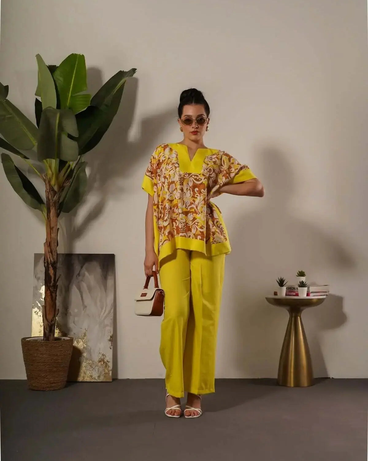 Completo in viscosa con blusa floreale e pantalone in tinta unita GIALLO DORABELLA XXXL