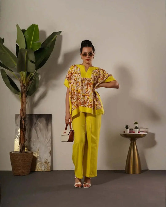 Completo in viscosa con blusa floreale e pantalone in tinta unita GIALLO DORABELLA XXXL