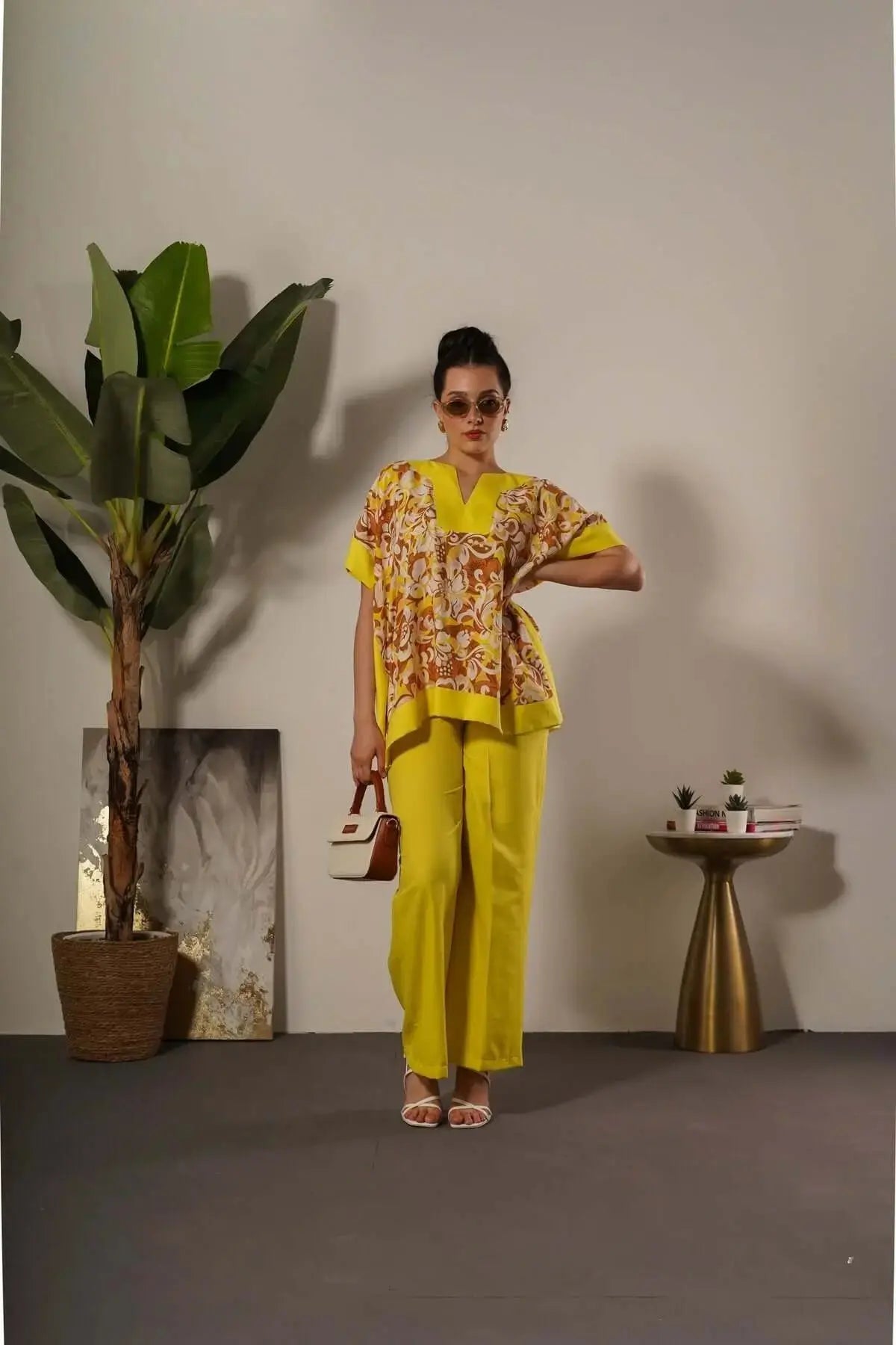 Completo in viscosa con blusa floreale e pantalone in tinta unita GIALLO DORABELLA XXXL