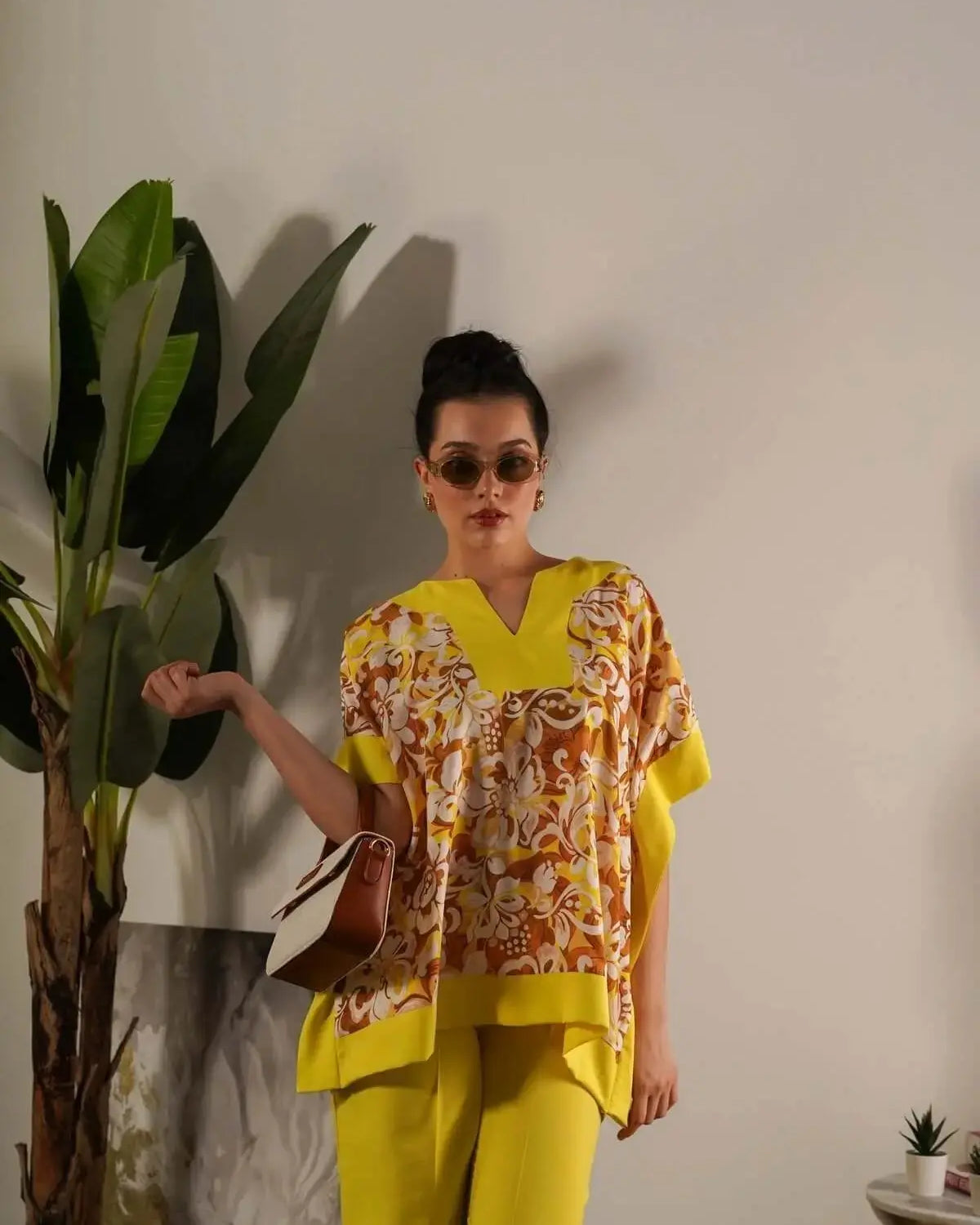 Completo in viscosa con blusa floreale e pantalone in tinta unita GIALLO DORABELLA