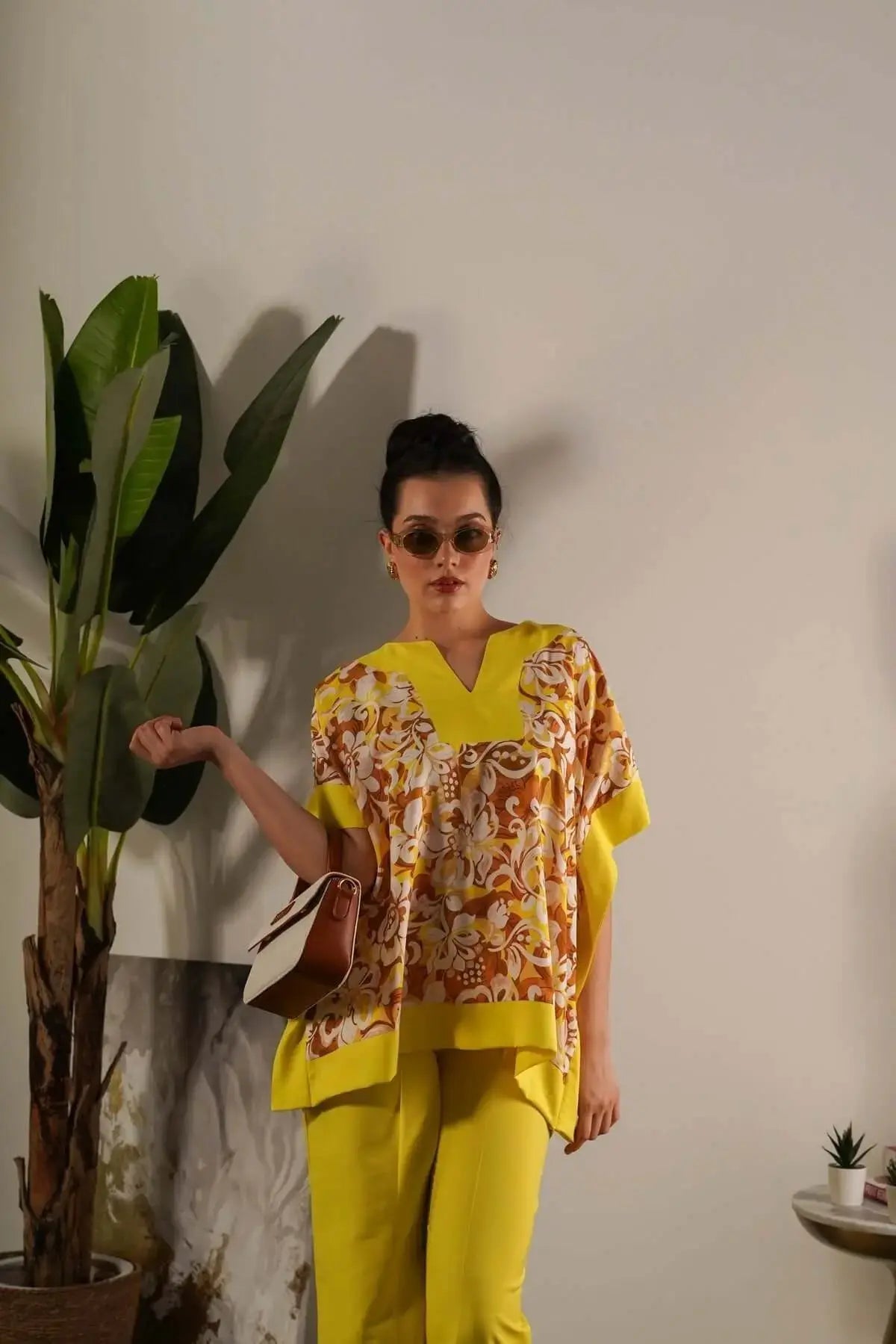 Completo in viscosa con blusa floreale e pantalone in tinta unita GIALLO DORABELLA