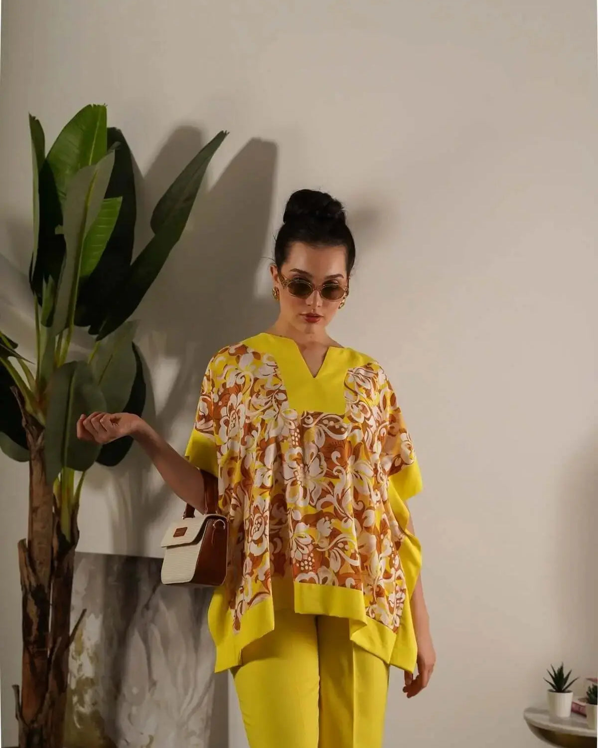 Completo in viscosa con blusa floreale e pantalone in tinta unita GIALLO DORABELLA