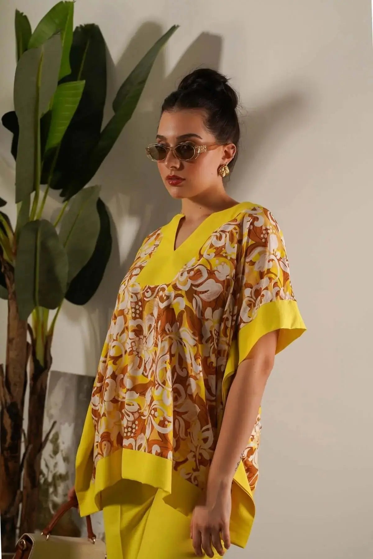 Completo in viscosa con blusa floreale e pantalone in tinta unita GIALLO DORABELLA