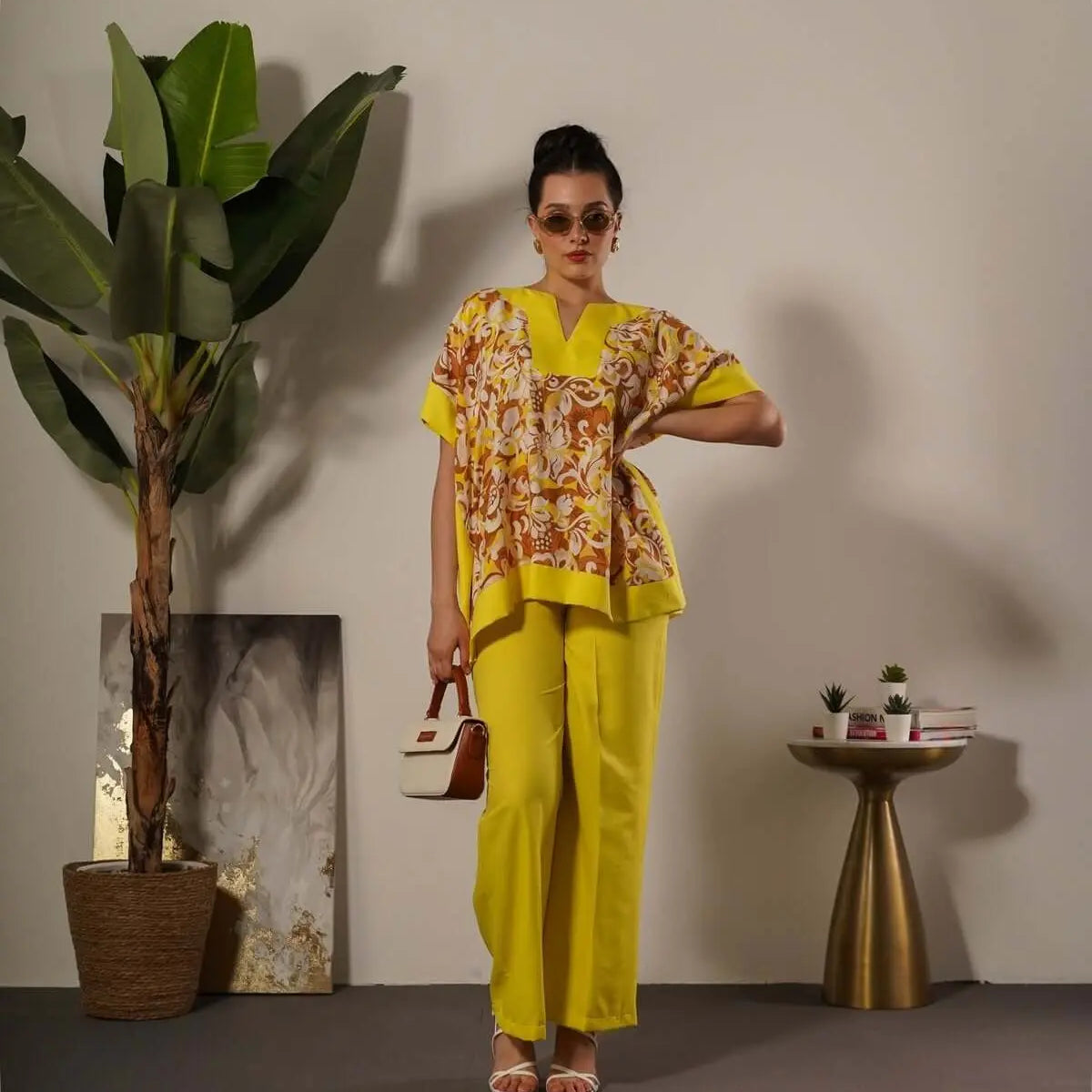 Completo in viscosa con blusa floreale e pantalone in tinta unita GIALLO DORABELLA XXXL