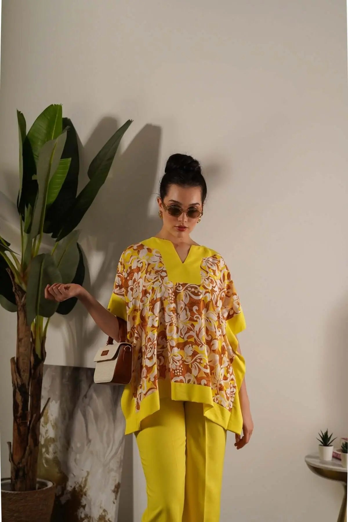Completo in viscosa con blusa floreale e pantalone in tinta unita GIALLO DORABELLA